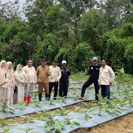 Pambakal dan Tim Ketahanan Pangan Desa Simpang Tiga Lakukan Studi Tiru ke Desa Gunung Ulin